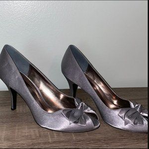 NWOT Nina Satin Silver Grey Peekaboo Open Toe Pleated Vamp with Satin Bow Sz 7.5
